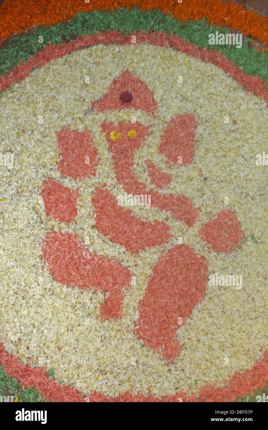 Dieu Ganesha en fleur Rangoli Motif, Pune, Maharashtra, Inde Dieu Ganesha Hindu gajanan motif fleur Rangoli Image couleur Art Banque D'Images