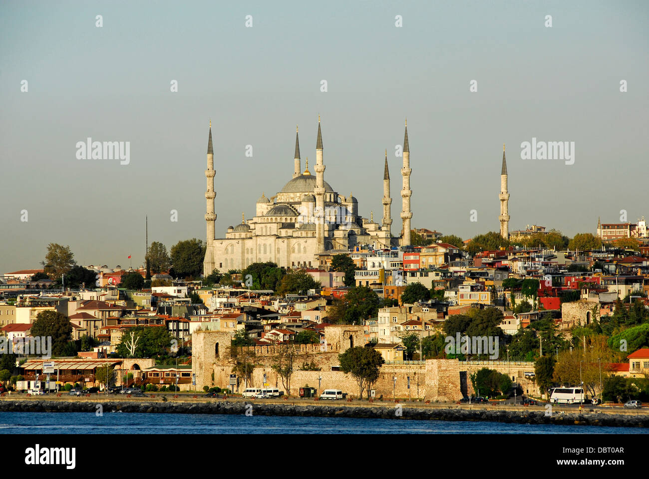 Vues de la Mosquée Sultan Ahmed (Mosquée Bleue d'Istanbul) de la confluence du Bosphore et la mer de Marmara Banque D'Images