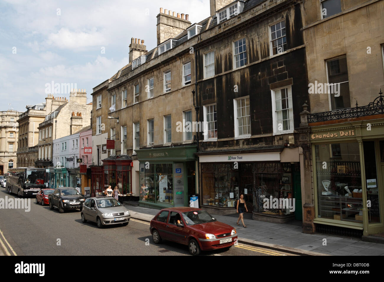 Boutiques dans le centre-ville de Bath Angleterre Royaume-Uni, George Street. Architecture géorgienne Banque D'Images Boutiques dans le centre-ville de Bath Angleterre Royaume-Uni, George Street. Architecture géorgienne Banque D'Images