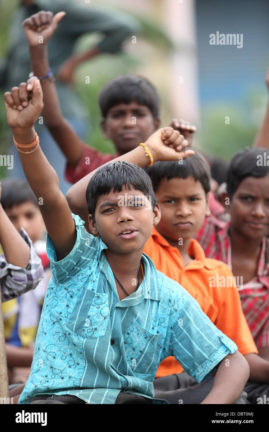 Puttaparthy, Inde, 4 août 2013. Enfants indiens de Puttaparthy en Andhra Pradesh protestent contre la création du nouvel état de Telangana qui séparerait l'état de l'Andhra Pradesh en deux. Crédit : François Werli/Alamy Live News Banque D'Images