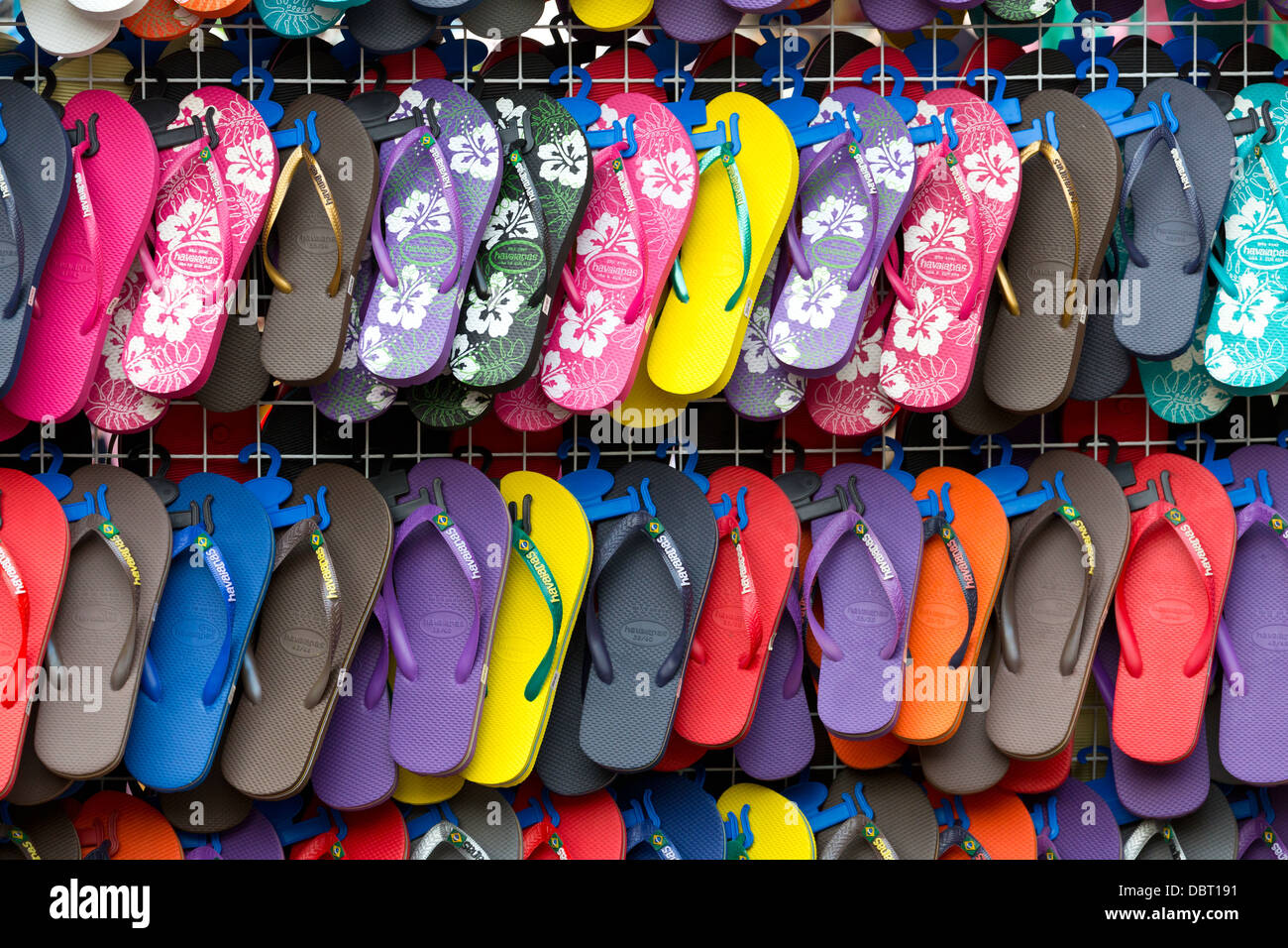 Vente de sandales sur un marché à Bangkok, Thaïlande Photo Stock - Alamy