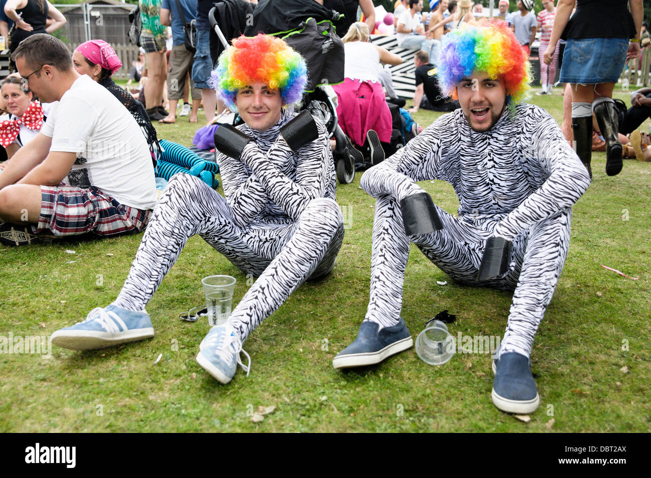 Re, UK, 03/08/2013 : Standon appelant Festival. Atmosphère, les participants déguisés sur le thème de 'courir loin de la cirque'. Photo par Julie Edwards Banque D'Images