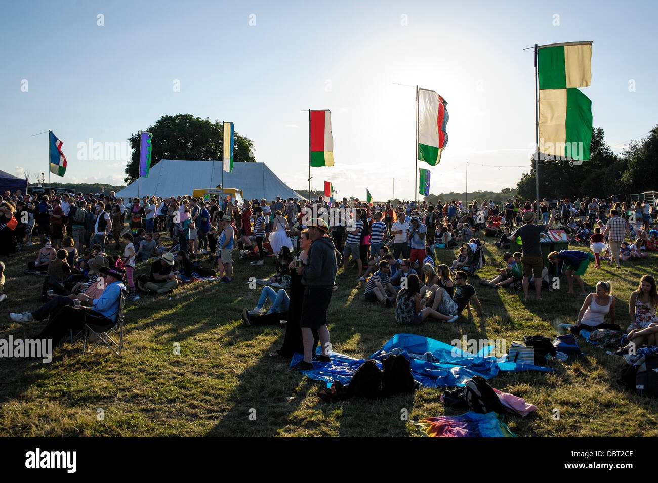 Hertfordshire, UK, 03/08/2013 : Standon appelant Festival. Atmosphère, les participants déguisés sur le thème de 'courir loin de la cirque'. Photo par Julie Edwards Banque D'Images