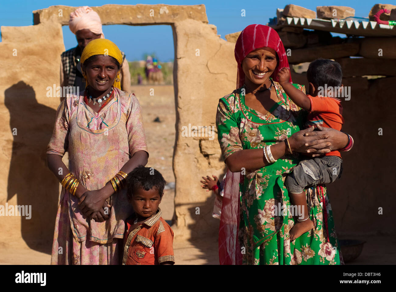 Famille Rajasthani devant leur hutte de terre le 27 février 2013 à Jaisalmer, Inde. Banque D'Images