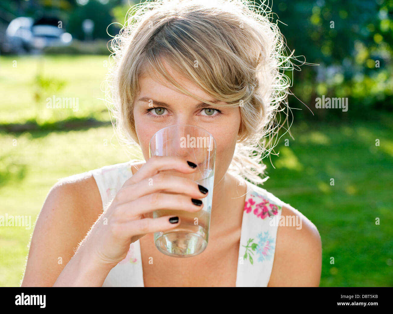 Boras, young woman enjoying boisson froide Banque D'Images