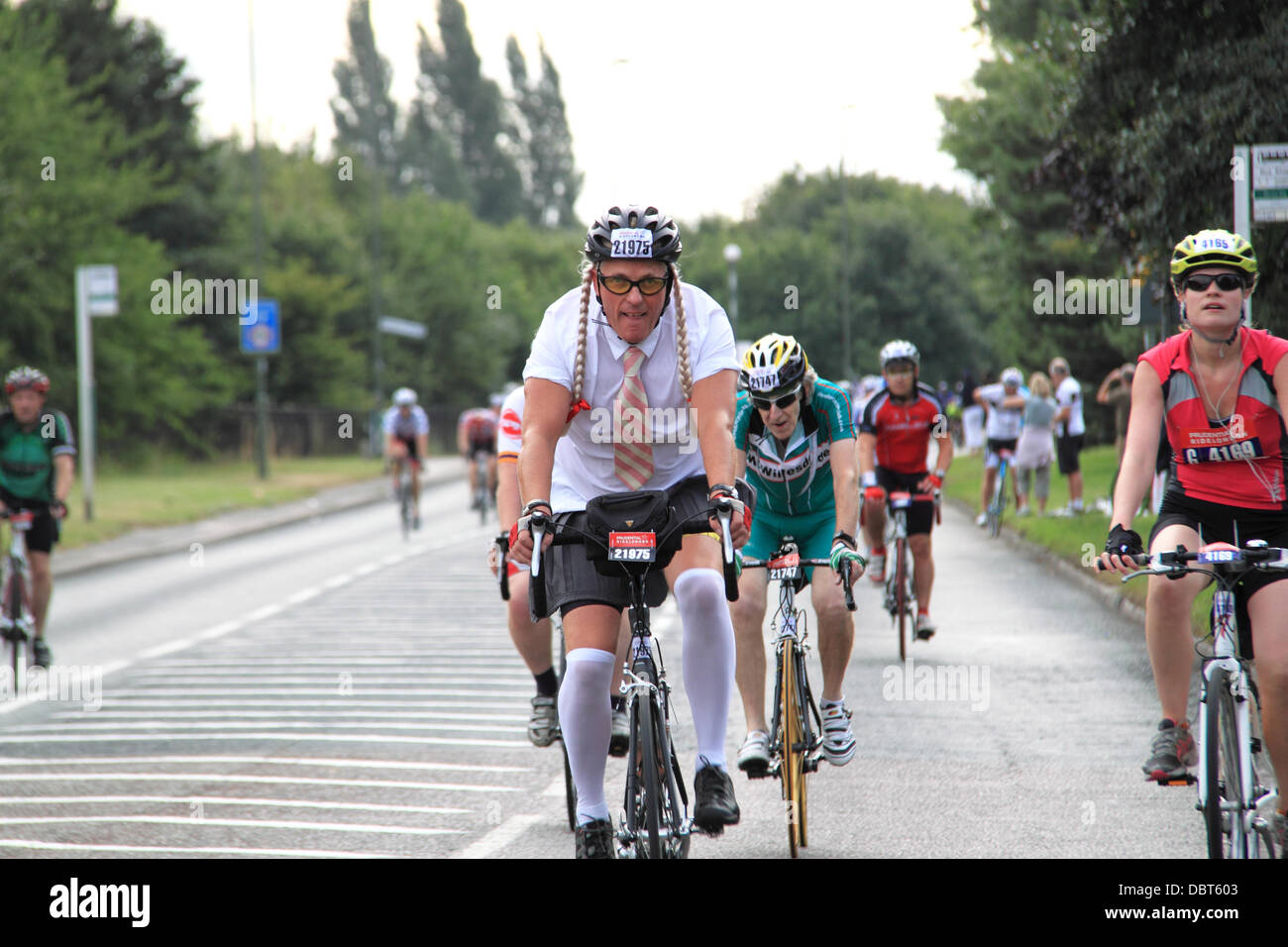 Prudential RideLondon London-Surrey 100. Dimanche 4 août 2013. 100km vélo amateur événement qui suit plus ou moins la course sur route aux Jeux Olympiques de 2012 à Londres. 20 000 coureurs ont participé, beaucoup de recueillir des fonds pour la charité. Dunmurry, Surrey, Angleterre, Royaume-Uni. Crédit : Ian bouteille/Alamy Live News Banque D'Images