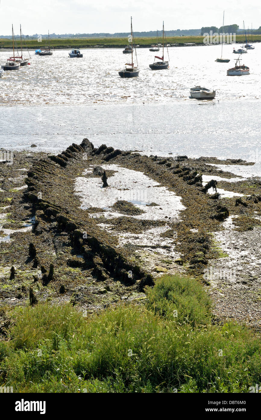 Reste de l'Ionie smack de pêche sur la rive de la rivière Alde à Slaughden, Aldeburgh, Suffolk, UK Banque D'Images