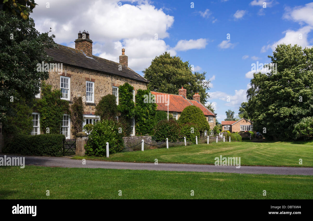 Crakehall, Yorkshire du Nord. Un coin de la place du village. Banque D'Images