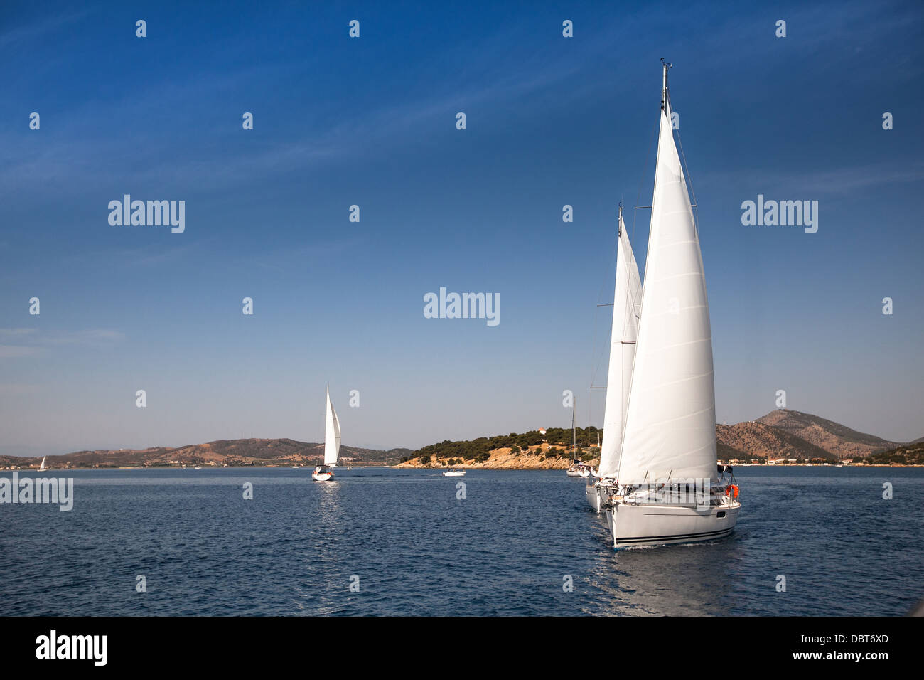 Location de bateaux à voile avec voiles blanches dans une rangée Banque D'Images
