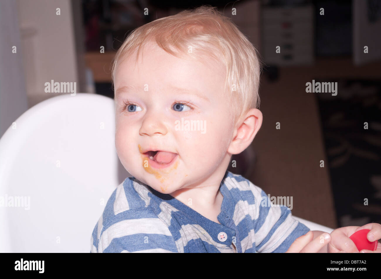 6 mois du garçon avec sa bouche ronde alimentaire Banque D'Images