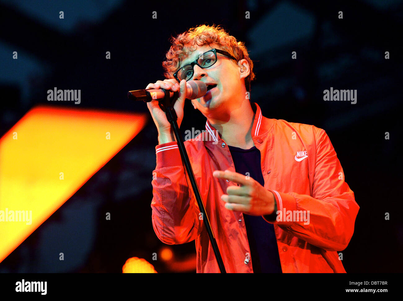 L'auteur-compositeur allemand Tim Bendzko joue sur la scène à la Waldbühne à Berlin, Allemagne, 03 août 2013. Le musicien de Berlin sera en tournée en février 2014. Photo : Matthias Balk Banque D'Images