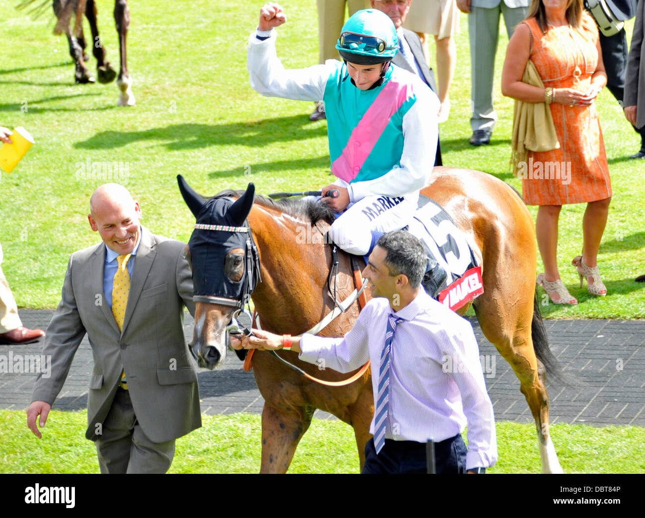 Goodwood, UK. 06Th Aug 2013. Le cercle des vainqueurs lors de la cinquième journée de la Glorieuse Festival de Goodwood. Vainqueur de la course 3.15 l'assurance Markel Nassau Stakes (British Championship Series). Groupe 1- Winsili monté par William Buick formé par John Gosden Credit : Action Plus Sport/Alamy Live News Banque D'Images