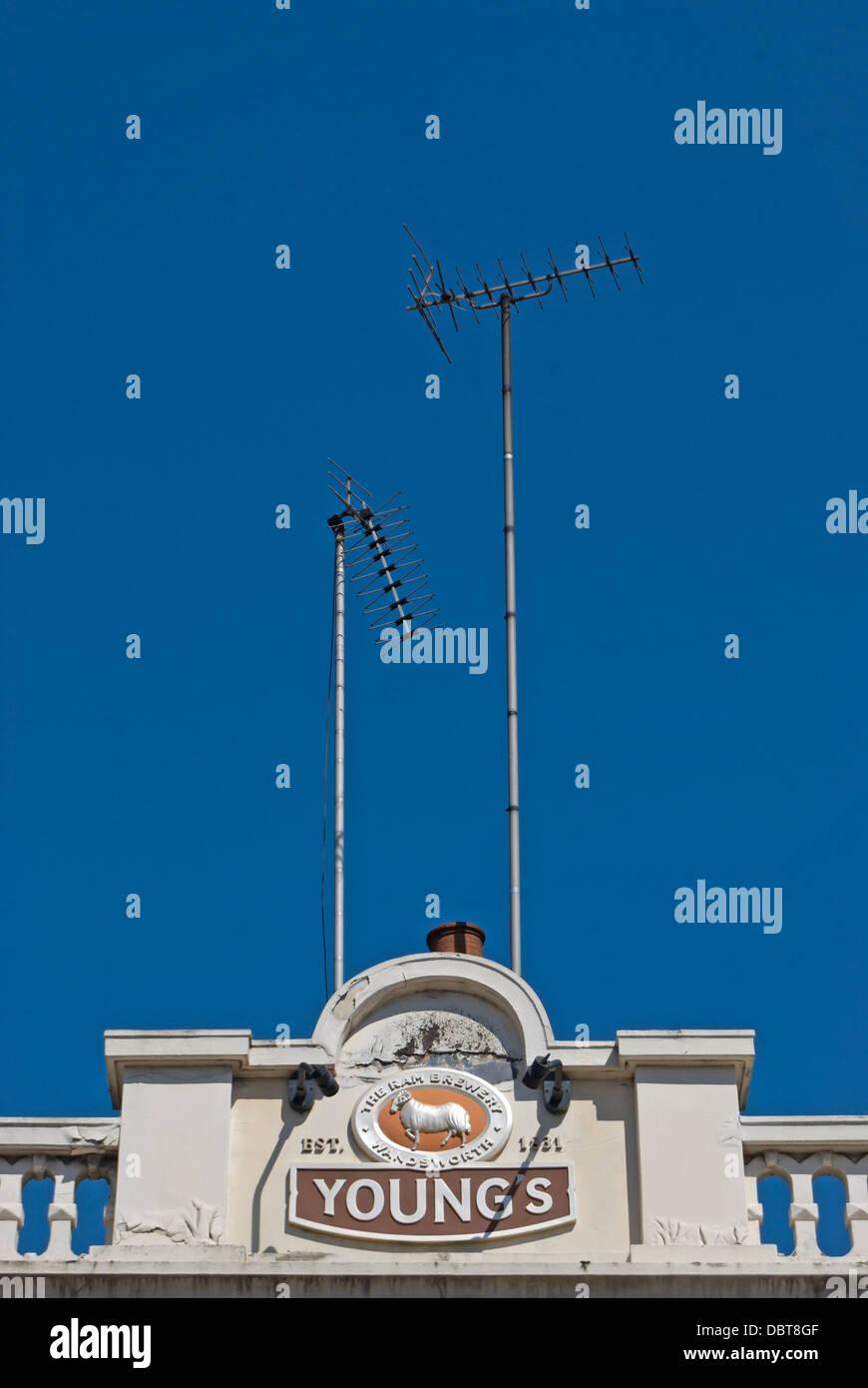 Pub sur le toit avec signe pour les jeunes, avec la brasserie ram plat antennes en arrière-plan, Wandsworth, Londres, Angleterre du Sud-Ouest Banque D'Images