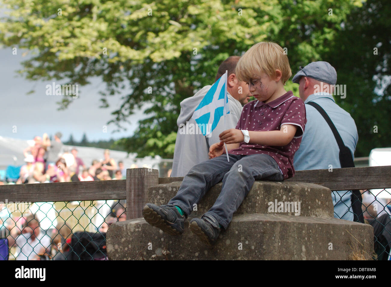 Un enfant seul avec le sautoir à l'Belladrum Coeur Tartan Festival - Samedi 3 août 2013 Banque D'Images