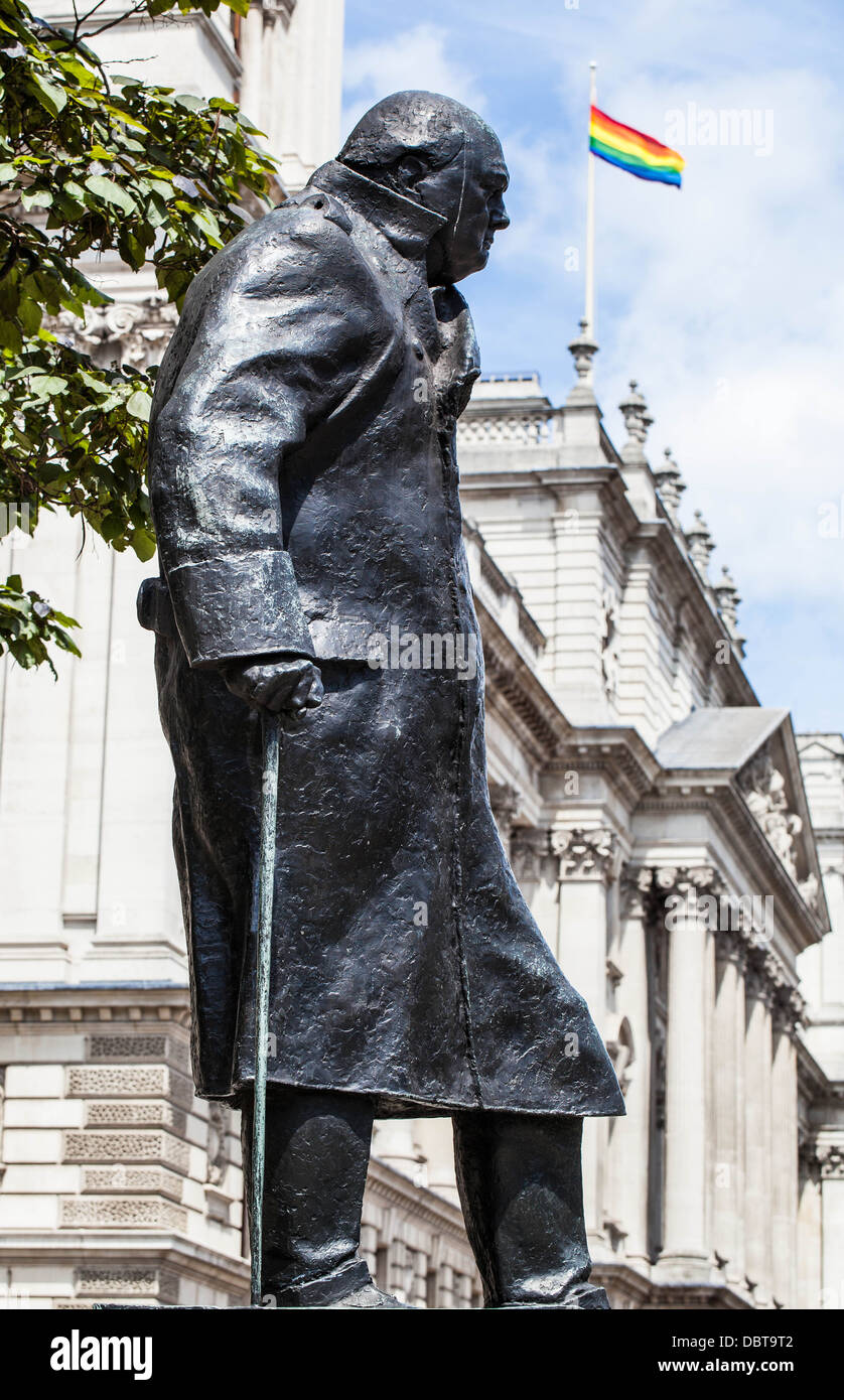 Statue de Winston Churchill, la place du Parlement, Londres, Angleterre, Royaume-Uni. Banque D'Images