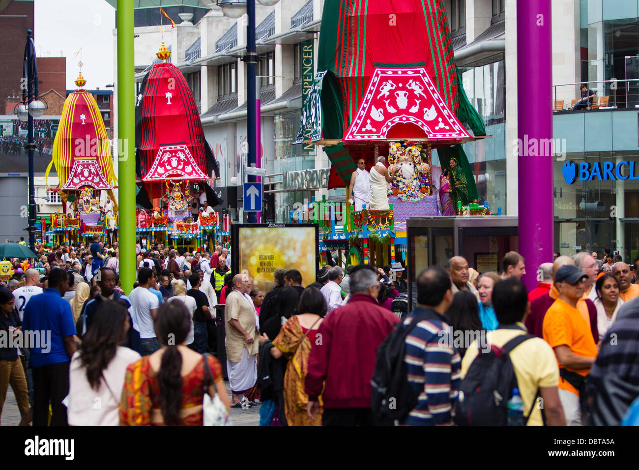 Leicester, UK, 4 août 2013. Des chars sont tirés le long de la porte pendant le Rathayatra Humberstone festival de rue dans le centre-ville de Leicester. Trois chars de 40 pieds ont été tirés à travers la ville, accompagnés par la danse et la musique. Rathayatra est un festival vieux de 5000 ans originaires de Catherine Berdonneau Puri en Inde. Credit : Graham Wilson/Alamy Live News Banque D'Images