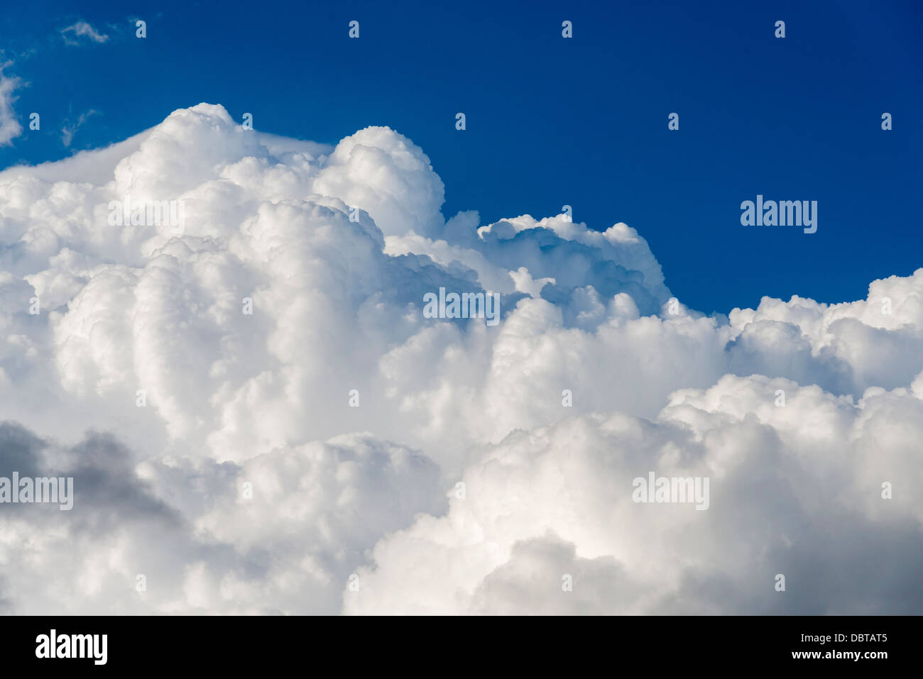 Les nuages blancs moelleux avec un ciel bleu profond. Banque D'Images
