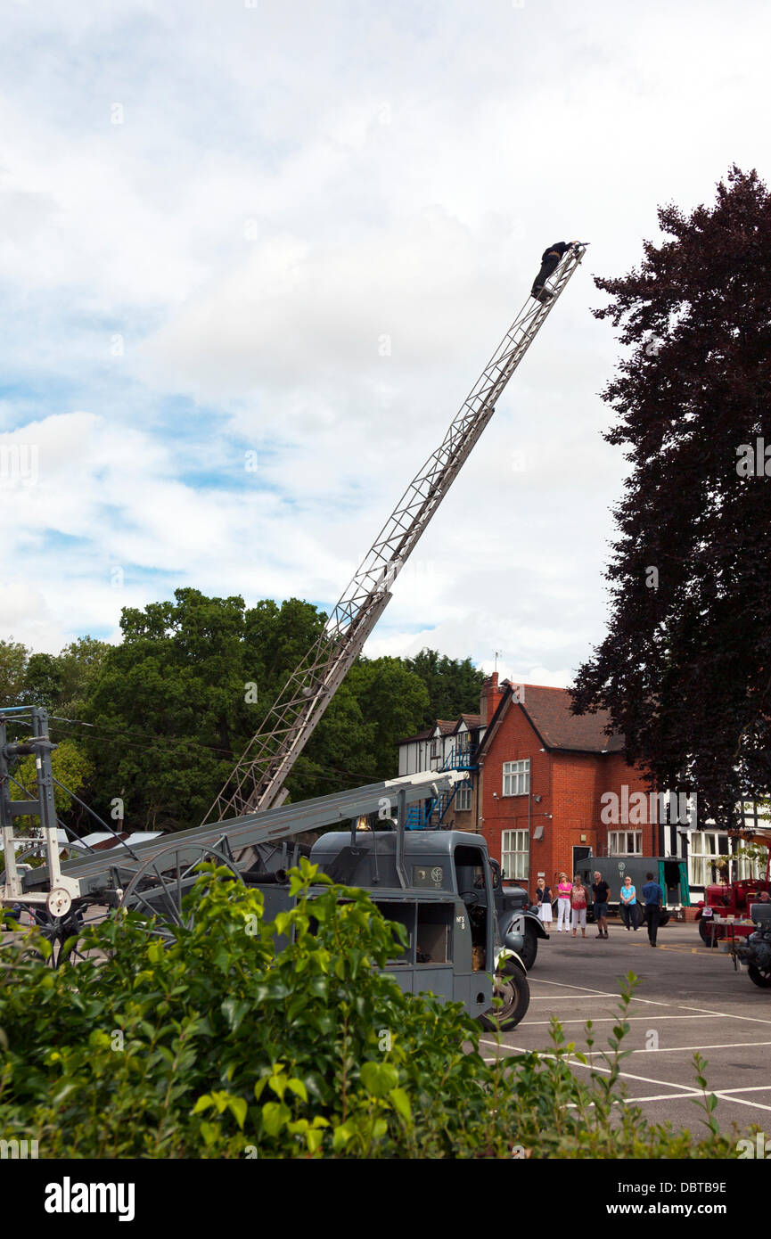 UK Angleterre Lincolnshire Village. Les résidents locaux habillés en temps de guerre 1940 traditionnels de l'époque des tenues ainsi que des véhicules de guerre pompiers camion à incendie moteur avec l'échelle vers l'extérieur pour les voitures et d'urgence Crédit : Paul Thompson Live News/Alamy Live News Banque D'Images