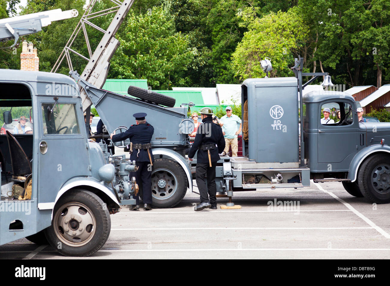 UK Angleterre Lincolnshire Village. Les résidents locaux habillés en temps de guerre 1940 traditionnels de l'époque des tenues ainsi que des véhicules de guerre pompiers camion à incendie moteur avec l'échelle vers l'extérieur pour les voitures et d'urgence Crédit : Paul Thompson Live News/Alamy Live News Banque D'Images