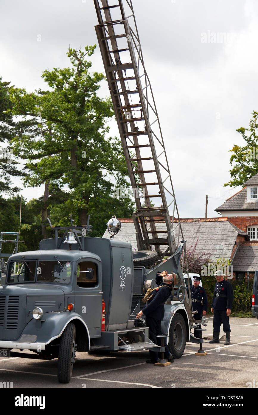 UK Angleterre Lincolnshire Village. Les résidents locaux habillés en temps de guerre 1940 traditionnels de l'époque des tenues ainsi que des véhicules de guerre pompiers camion à incendie moteur avec l'échelle vers l'extérieur pour les voitures et d'urgence Crédit : Paul Thompson Live News/Alamy Live News Banque D'Images
