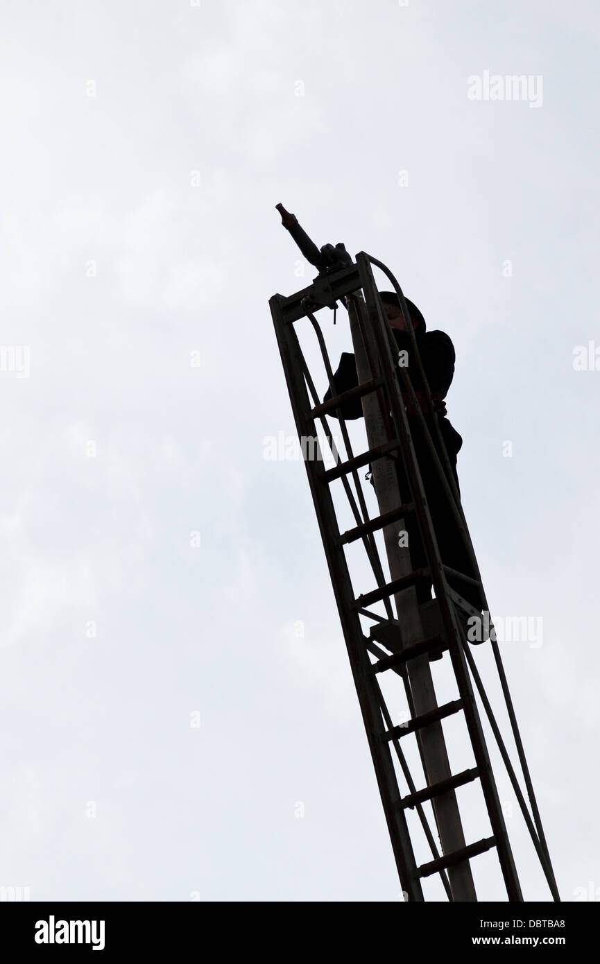 UK Angleterre Lincolnshire Village. Les résidents locaux habillés en temps de guerre 1940 traditionnels de l'époque des tenues ainsi que des véhicules de guerre pompiers camion à incendie moteur avec l'échelle vers l'extérieur pour les voitures et d'urgence Crédit : Paul Thompson Live News/Alamy Live News Banque D'Images