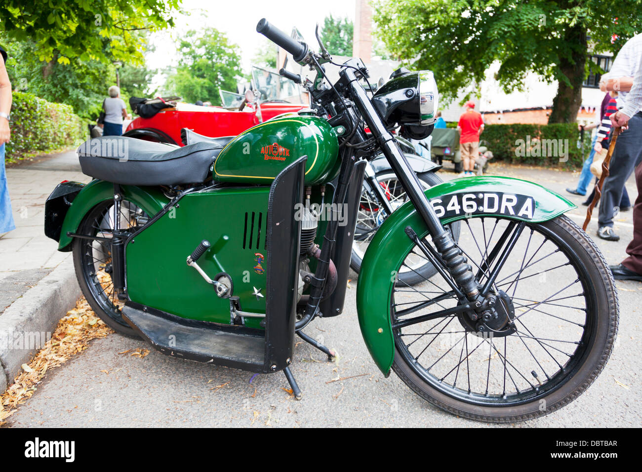 Woodhall Spa. 4 Août, 2013. Woodhall Spa 1940 week-end 4/08/2013 Royaume-Uni Angleterre Lincolnshire Village. Les résidents locaux habillés en temps de guerre 1940 traditionnels de l'époque des tenues ainsi que des véhicules de guerre et voitures Crédit : Paul Thompson Live News/Alamy Live News Banque D'Images