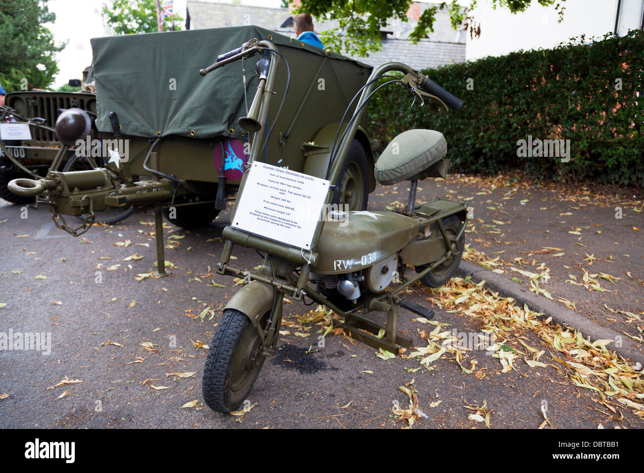 Woodhall Spa. 4 Août, 2013. Woodhall Spa 1940 week-end 4/08/2013 Lincolnshire Village UK Angleterre. original moto Moto Moto parachute véhicule guerre Crédit : Paul Thompson Live News/Alamy Live News Banque D'Images