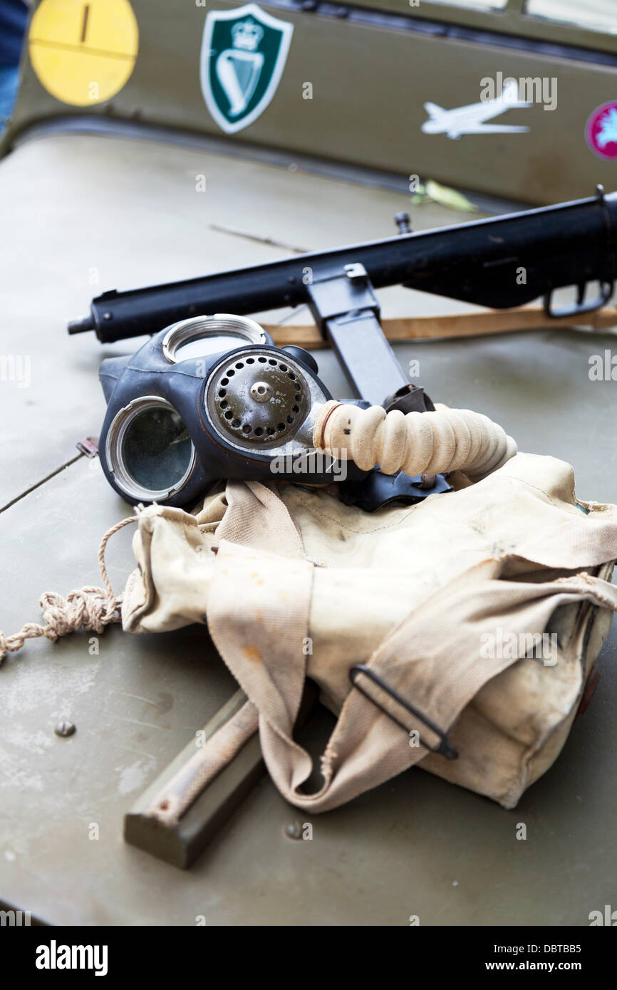 1940 masque à gaz et la mitraillette Sten un militaire light 9 mm mitraillette autrefois utilisé dans l'Armée britannique et des forces du Commonwealth, mis au point pendant la Seconde Guerre mondiale, il Crédit : Paul Thompson Live News/Alamy Live News Banque D'Images