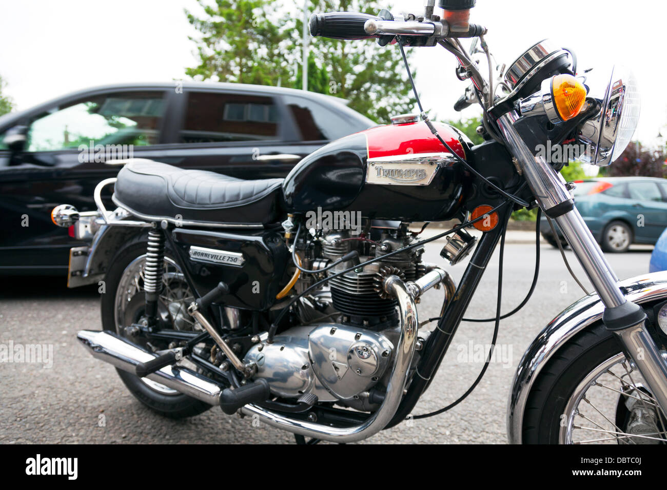 Woodhall Spa. 4 Août, 2013. Woodhall Spa 1940 week-end 4/08/2013 Royaume-Uni Angleterre Lincolnshire Village. Les résidents locaux habillés en temps de guerre 1940 traditionnels de l'époque des tenues ainsi que des véhicules de guerre et voitures Crédit : Paul Thompson Live News/Alamy Live News Banque D'Images