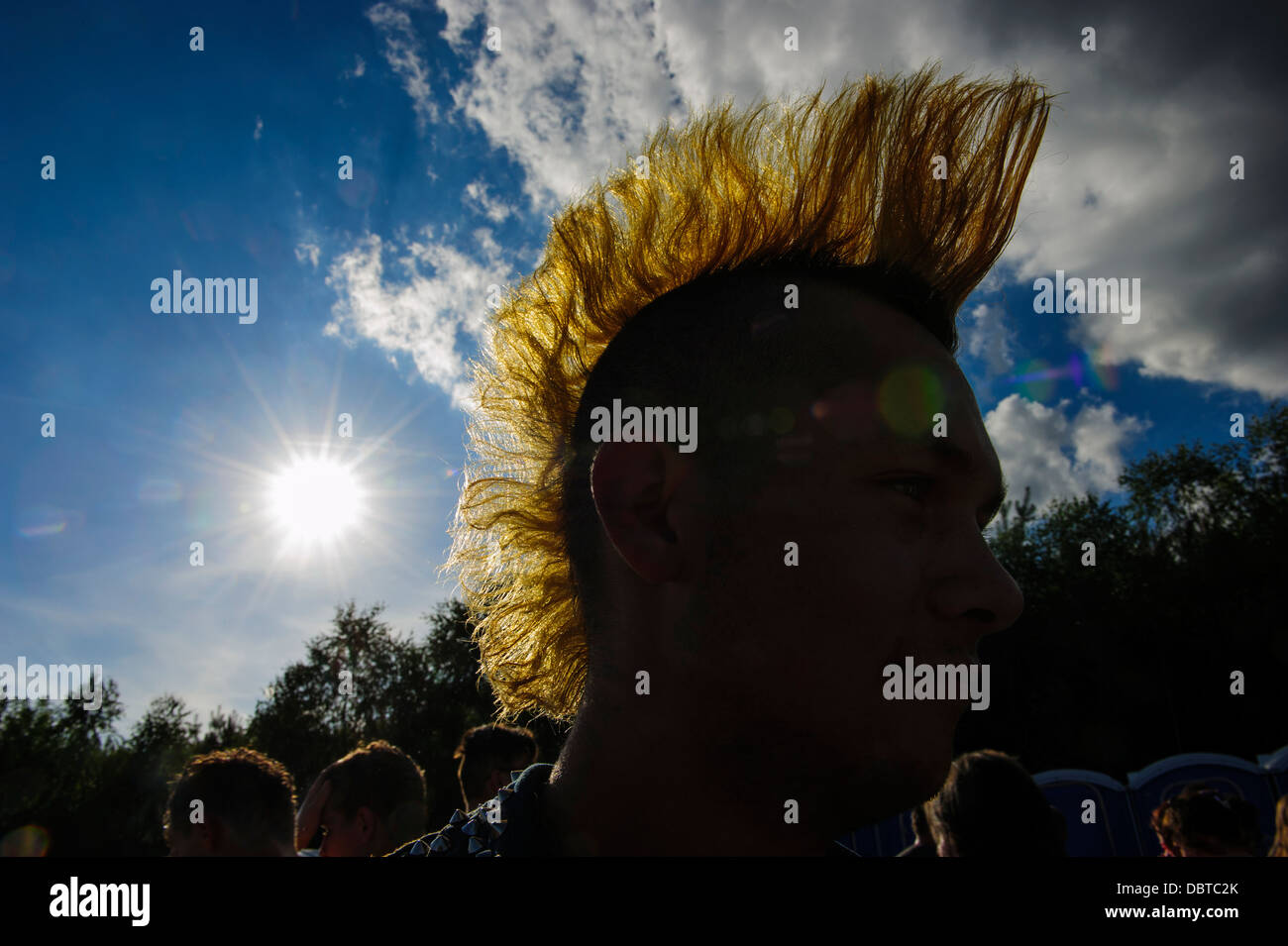 Un participant du festival avec coupe de punk vu à la Willa Arte Woodstock Music Festival à Nowy, Pologne. Banque D'Images