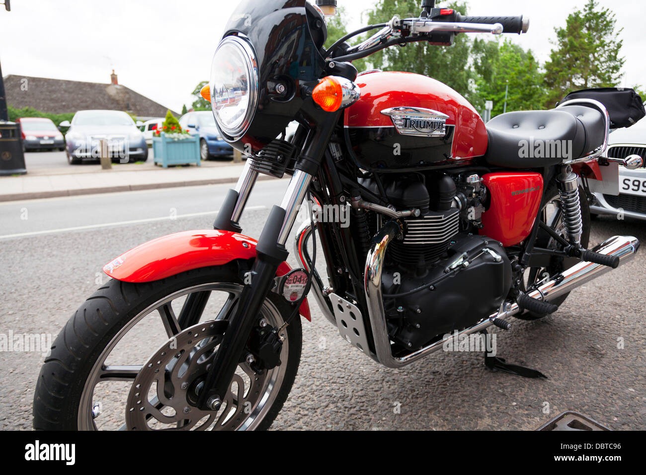 Woodhall Spa. 4 Août, 2013. Woodhall Spa 1940 week-end 4/08/2013 Royaume-Uni Angleterre Lincolnshire Village. Les résidents locaux habillés en temps de guerre 1940 traditionnels de l'époque des tenues ainsi que des véhicules de guerre et voitures Crédit : Paul Thompson Live News/Alamy Live News Banque D'Images