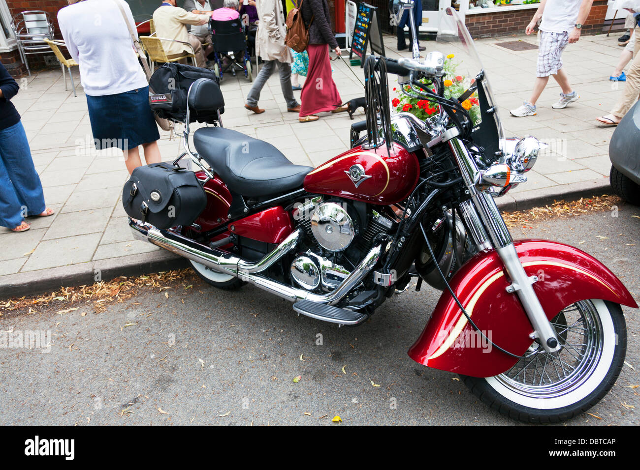Moto Moto Moto rouge victoire tourer garée sur le côté de la route Crédit : Paul Thompson Live News/Alamy Live News Banque D'Images