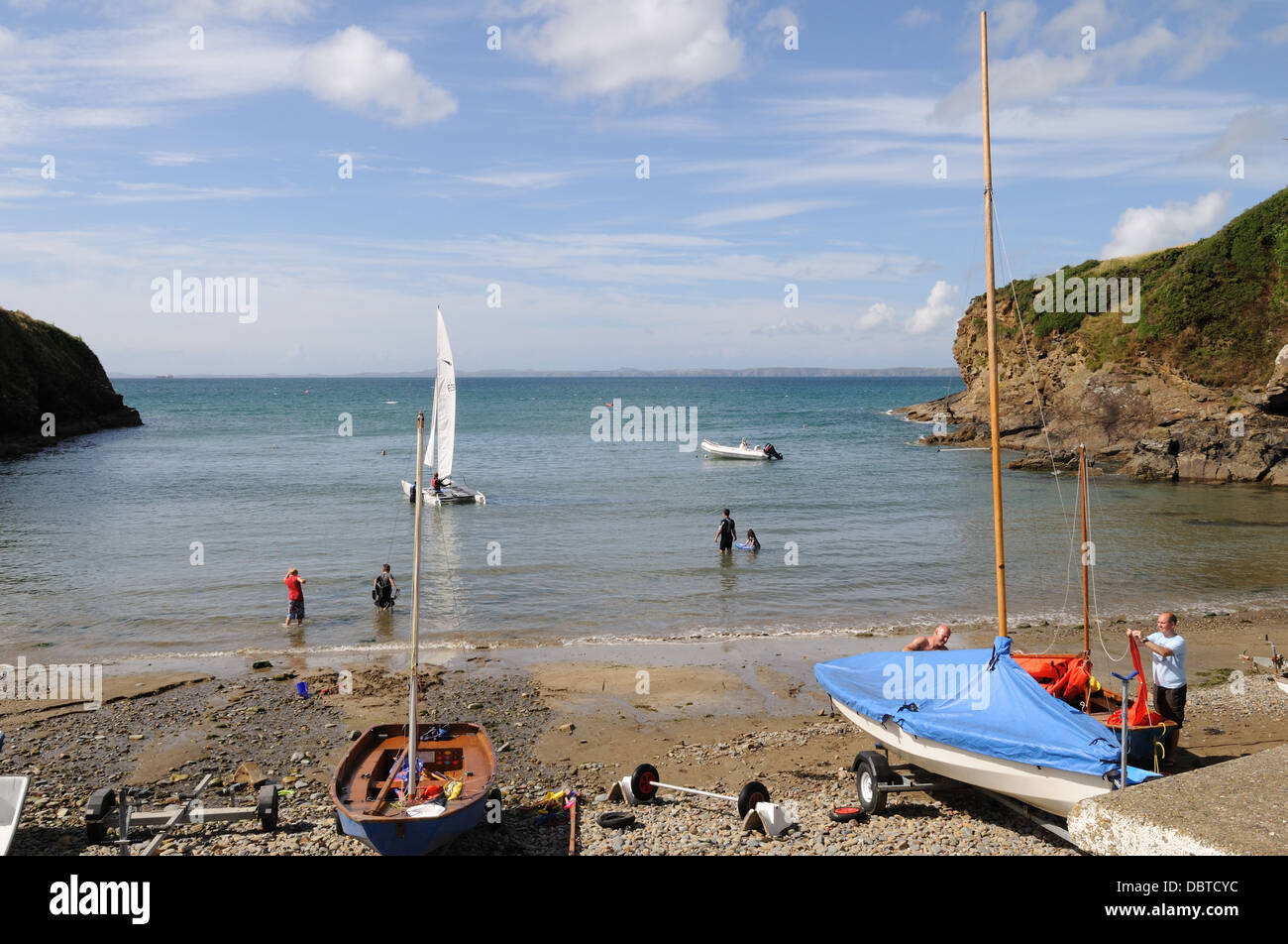 Petit havre Bay sur un après-midi de Pembrokeshire Wales Cymru étés UK GO Banque D'Images