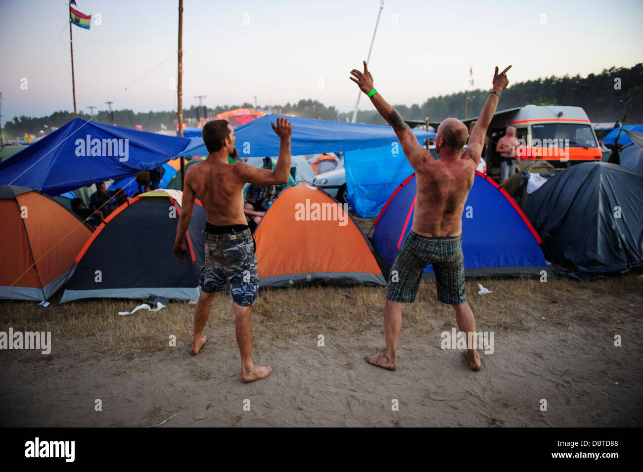 Deux hommes s'amusant et se délectent au camping principal pendant la Willa Arte Woodstock Music Festival à Nowy, Pologne. Banque D'Images