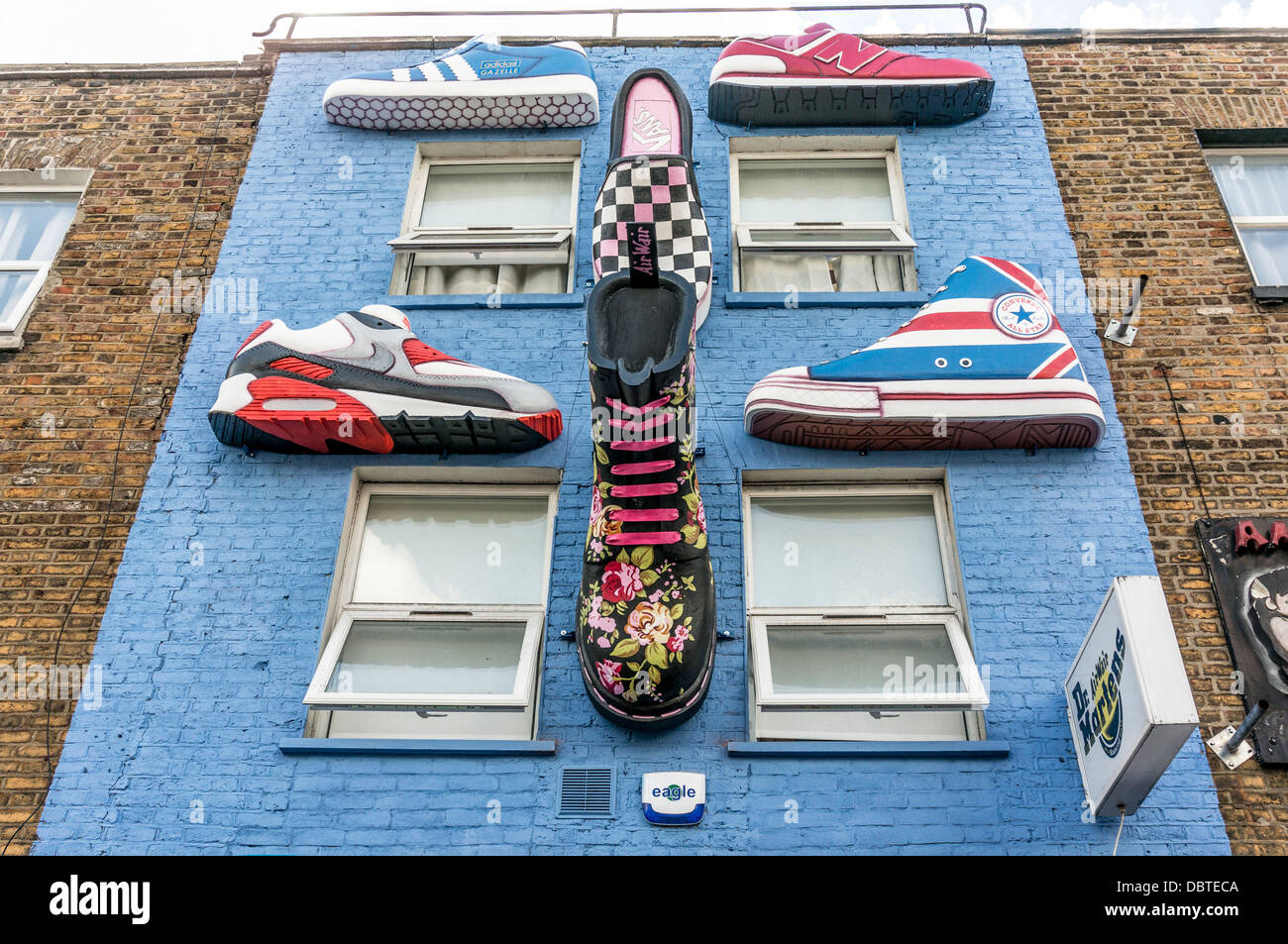 Chaussure géante sur le mur au-dessus d'un magasin de chaussures sur Camden  high street, près de Camden Market, Londres, Angleterre, Royaume-Uni Photo  Stock - Alamy
