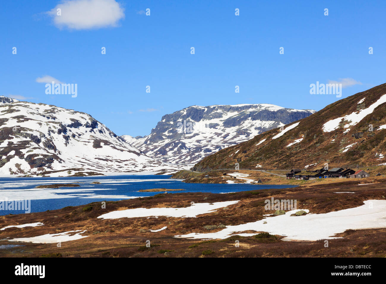 Lake Kjelavatn avec de la glace et de la neige en début de l'été high moorland en Hardanger, Telemark, Norvège, Scandinavie Banque D'Images