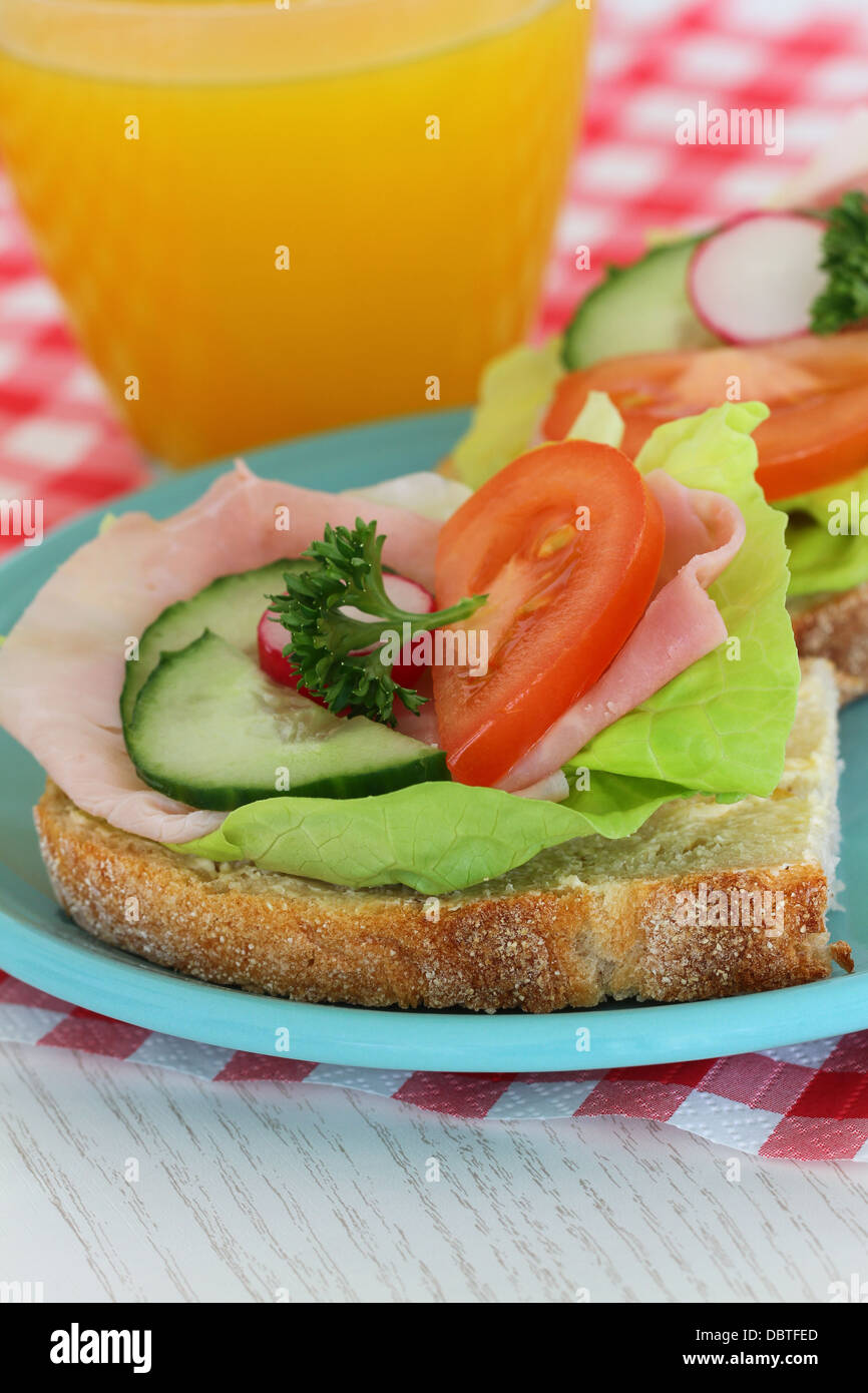 Sandwich au jambon et salade, Close up Banque D'Images