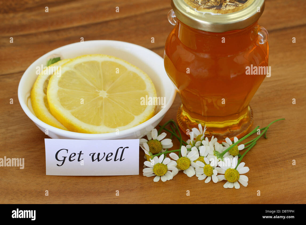 Get well remarque avec fleurs de camomille, miel et citron Banque D'Images