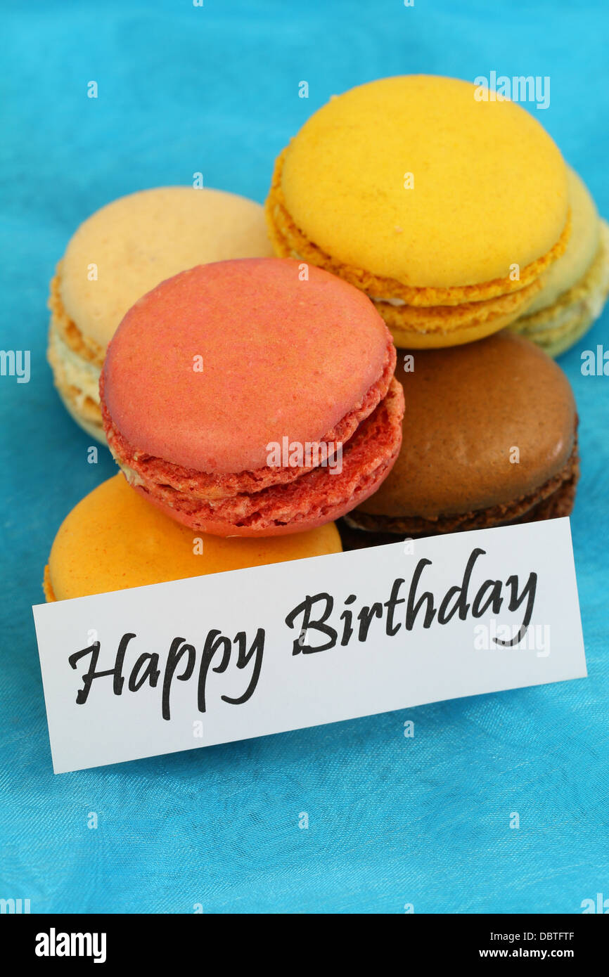 Joyeux anniversaire carte avec macarons colorés Banque D'Images