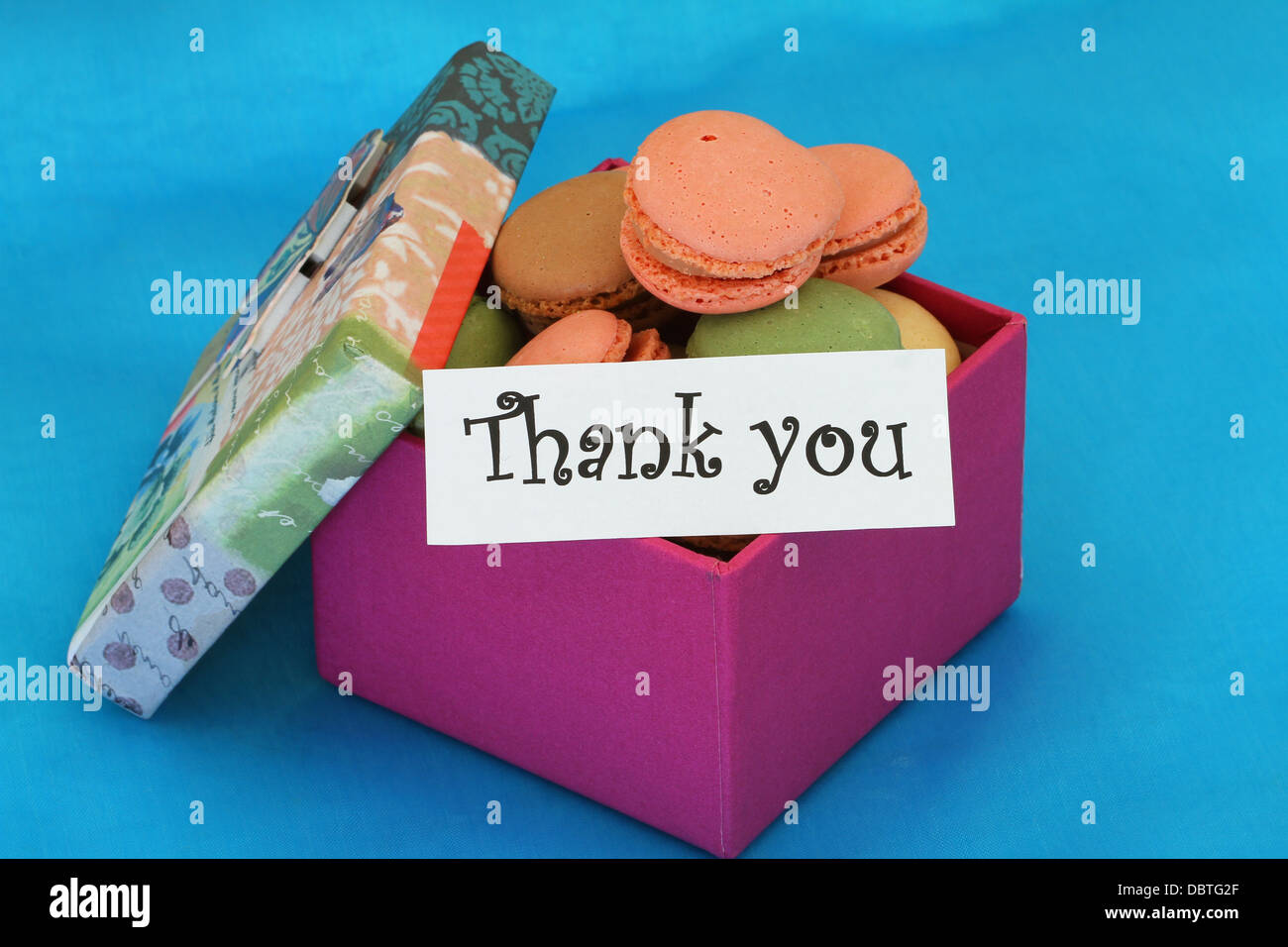 Carte de remerciement avec la boîte de macarons colorés Banque D'Images