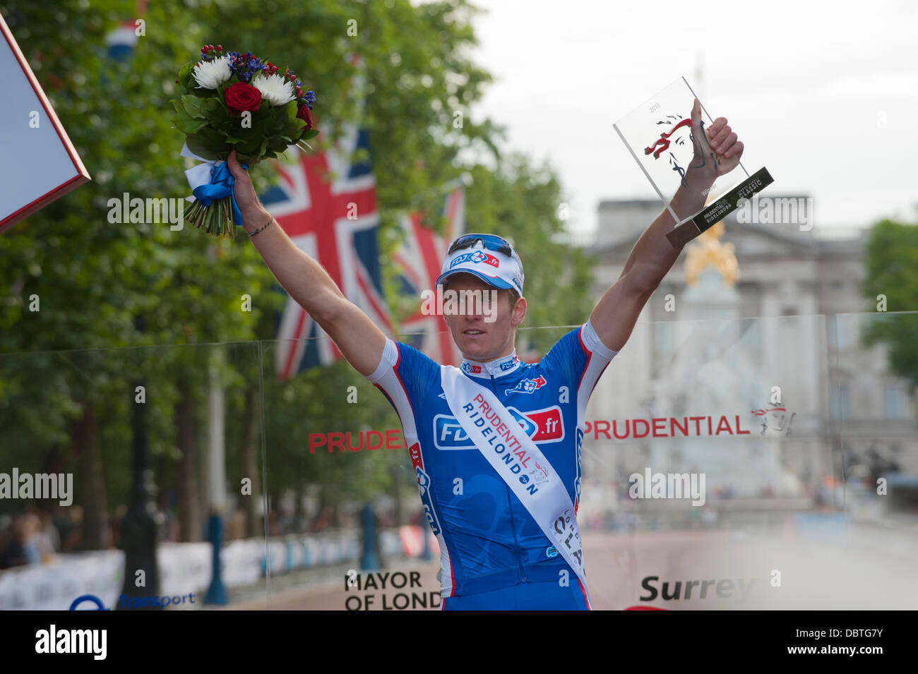 Londres, Royaume-Uni. Le 04 août, 2013. Cycliste français Arnaud Demare célèbre sa victoire de la 140 mile London Surrey Classic pro race Crédit : Malcolm Park/Alamy Live News Banque D'Images