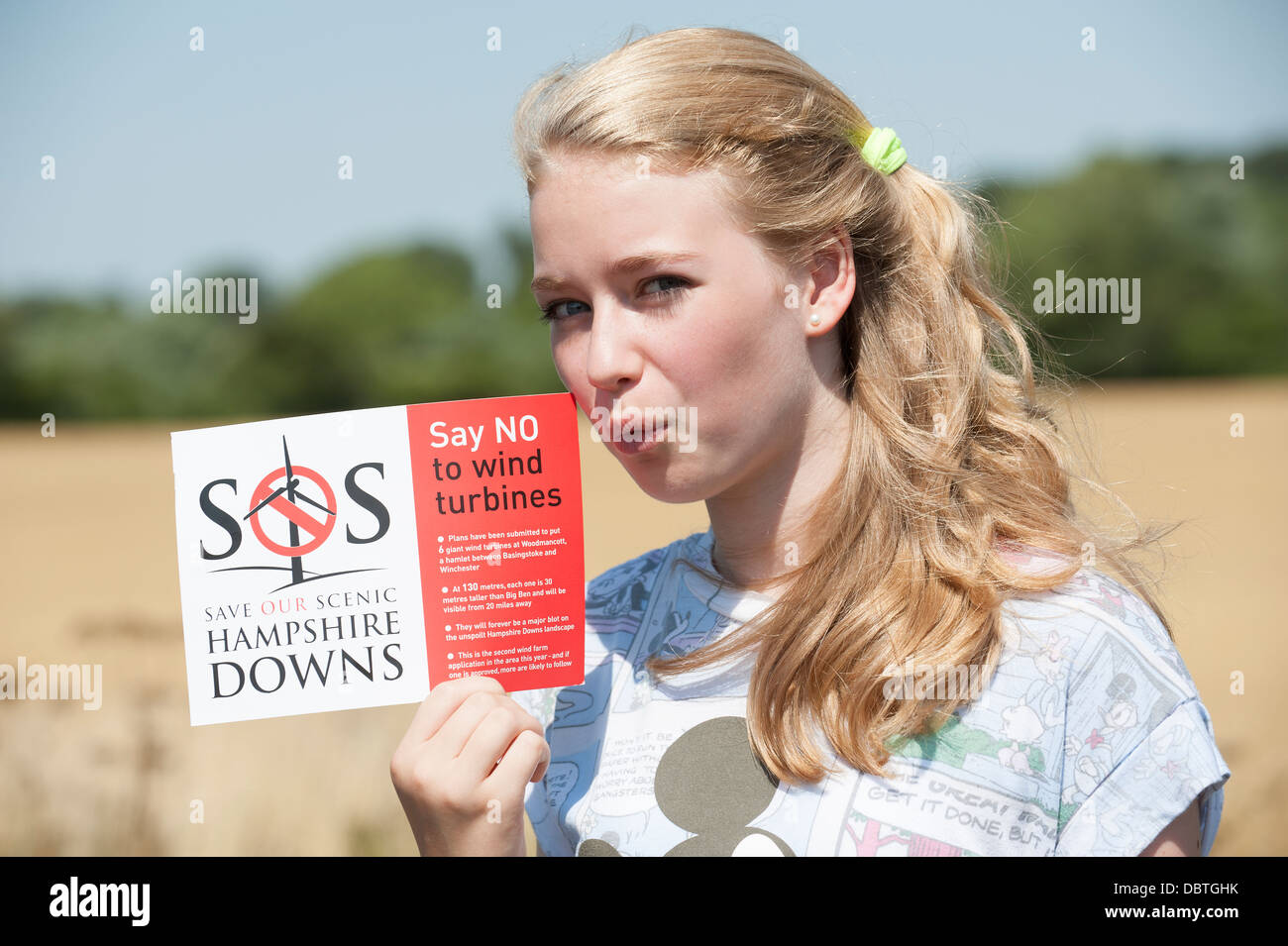 Les jeunes manifestant éoliennes soutenant une campagne disant non à la ferme éolienne au Hampshire Downs England UK Banque D'Images