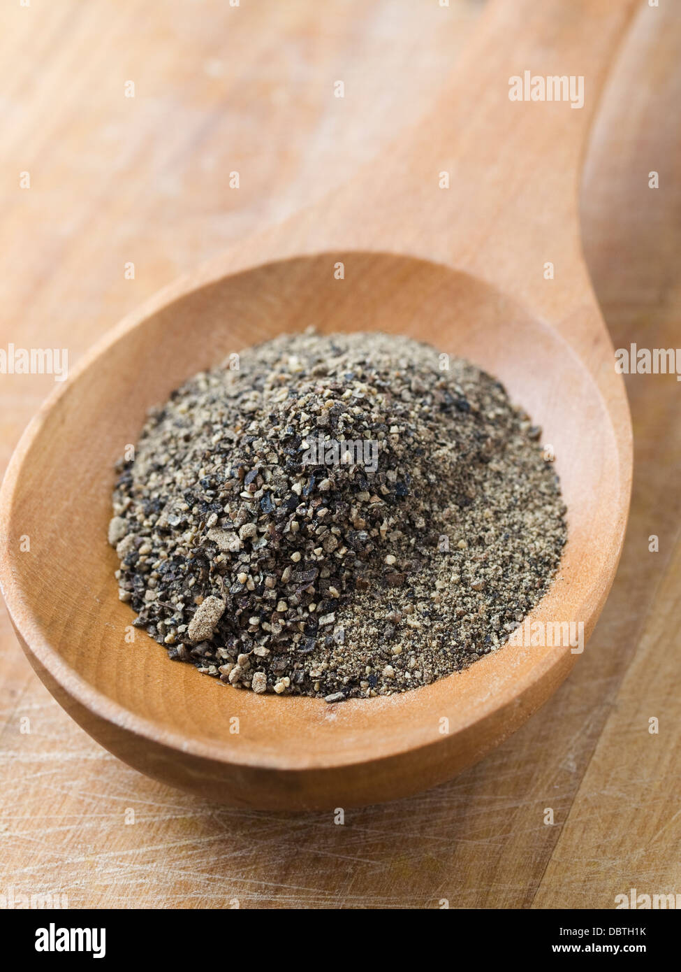 Cuillère en bois avec du poivre noir. Le poivre noir est un élément important pour la cuisine. d'épices. Banque D'Images Cuillère en bois avec du poivre noir. Le poivre noir est un élément important pour la cuisine. d'épices. Banque D'Images