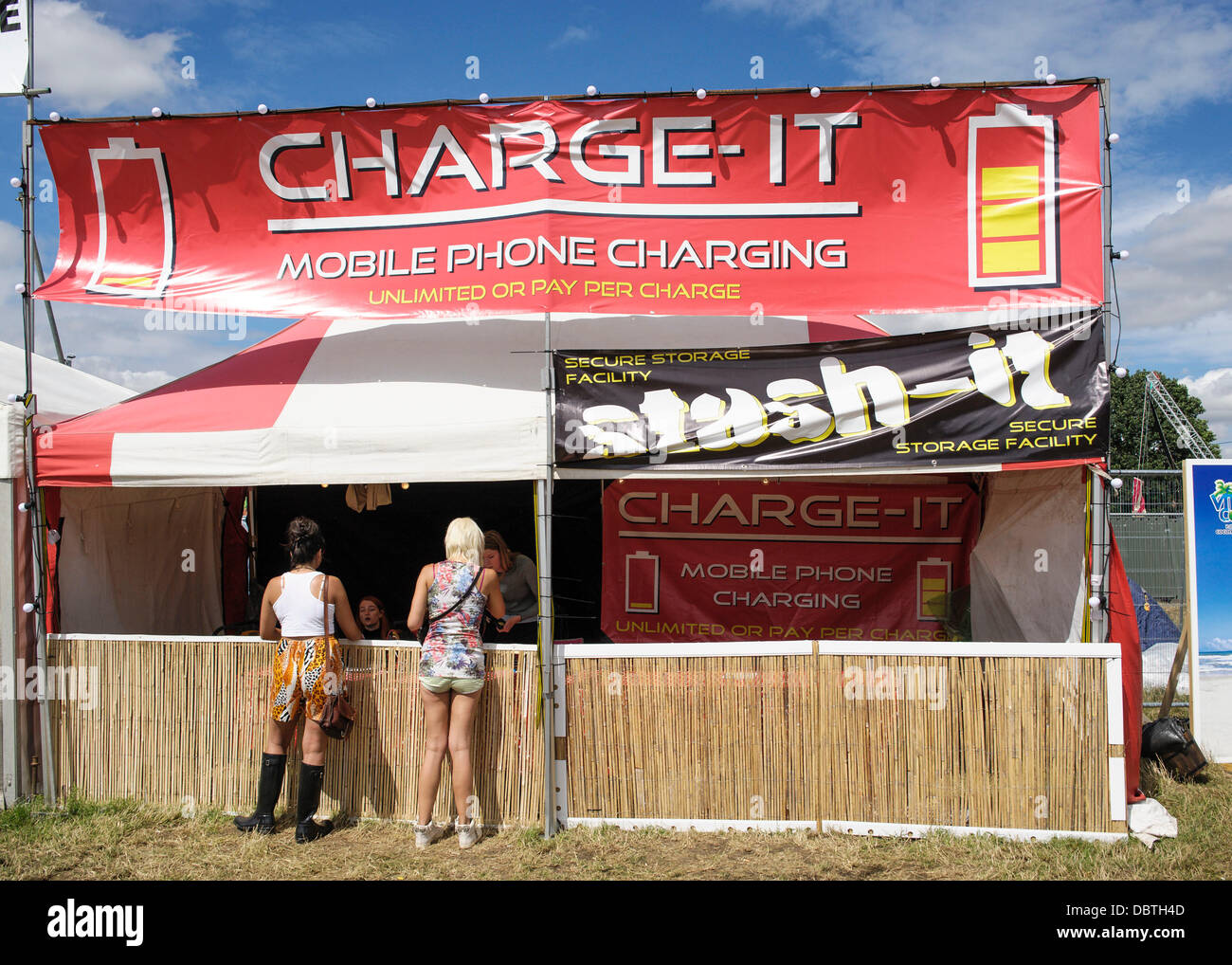 Hertfordshire, UK, 04/08/2013 : Standon appelant Festival. Atmosphère. Téléphone mobile point de charge. Photo par Julie Edwards Banque D'Images