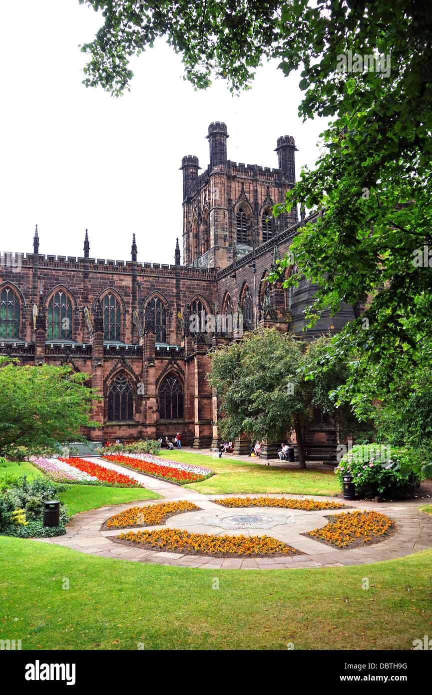 Les jardins de la cathédrale de Chester Banque D'Images