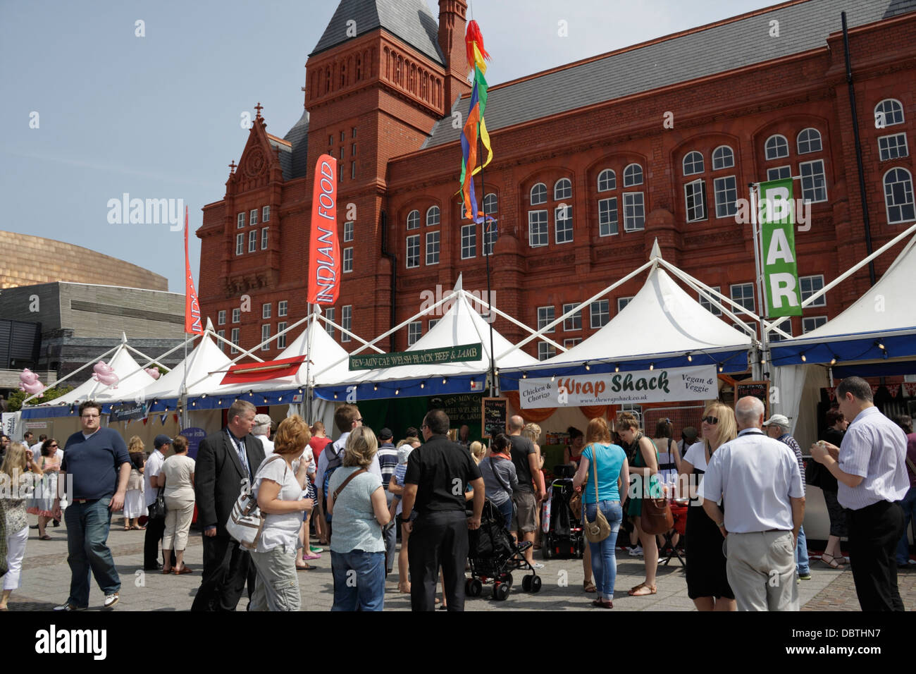 Foule de gens au Cardiff Bay Food and Drink Festival, pays de Galles Royaume-Uni Banque D'Images