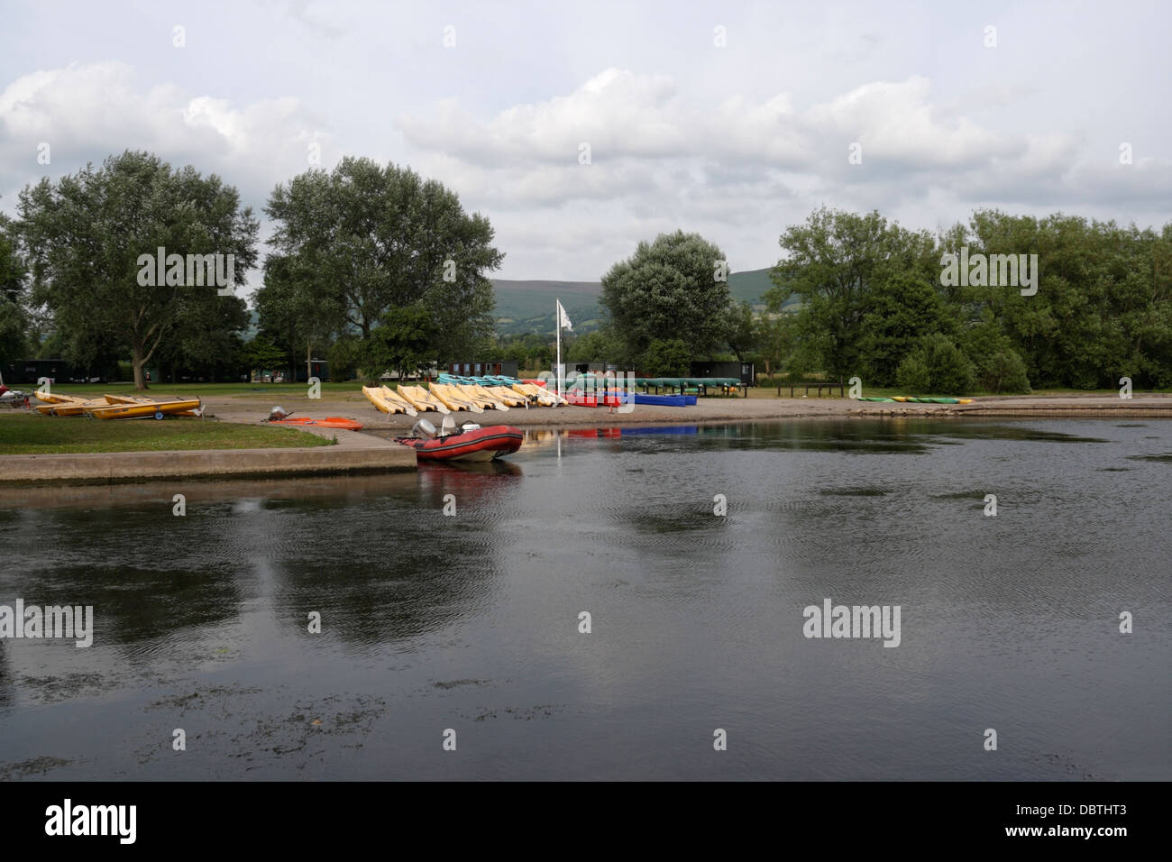 Lac Llangorse dans le parc national des Brecon Beacons dans Powys Wales Bannau Brycheiniog Banque D'Images