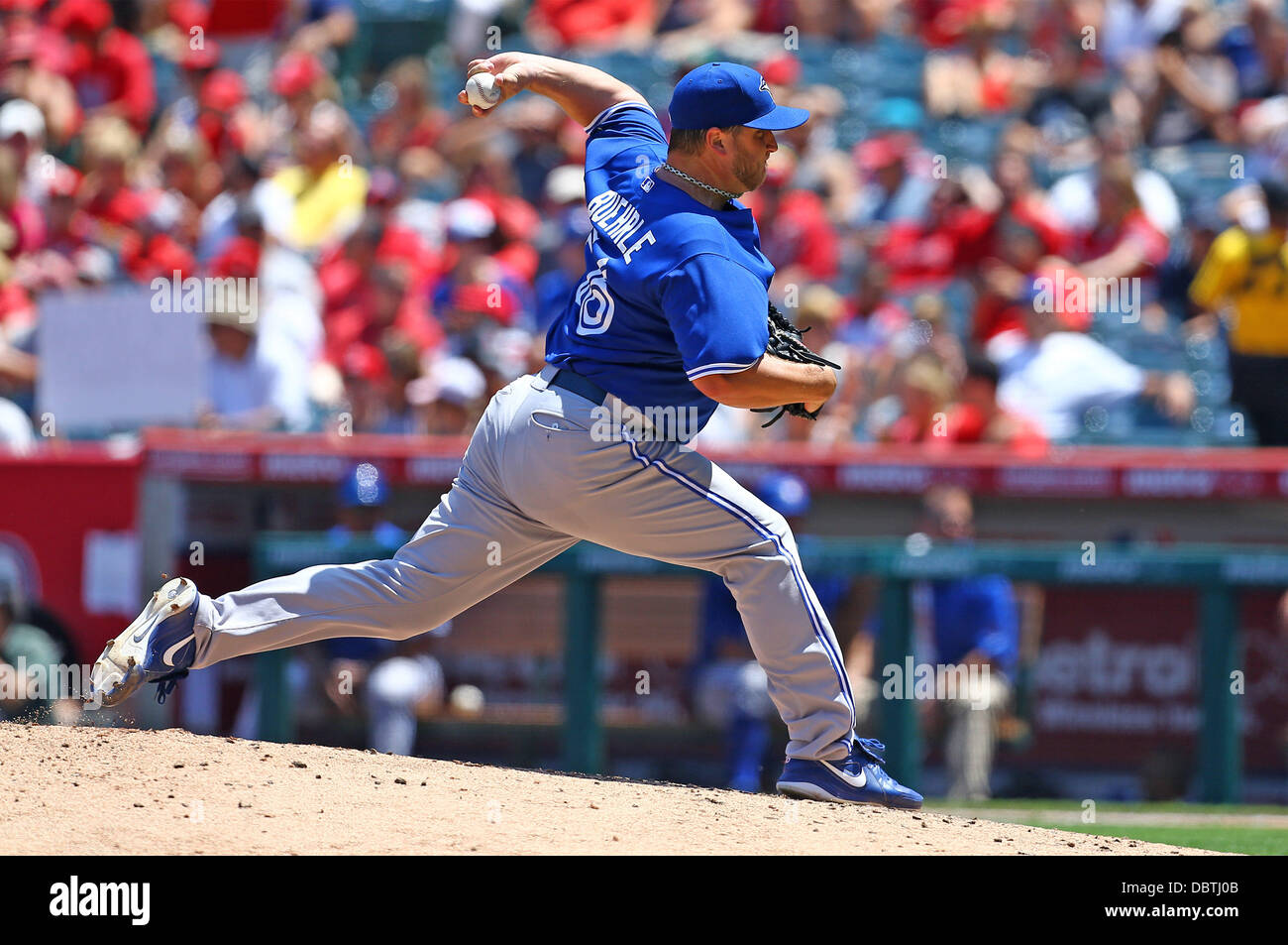 Anaheim, Californie, USA. 4e août 2013. 4 août 2013, Anaheim, Californie : le lanceur partant des Blue Jays de Toronto Mark Buehrle (56) emplacements au cours de la jeu de la Ligue Majeure de Baseball entre les Blue Jays de Toronto et les Angels de Los Angeles au Angel Stadium le 4 août 2013 à Anaheim, en Californie. Rob Carmell/CSM/Alamy Live News Banque D'Images