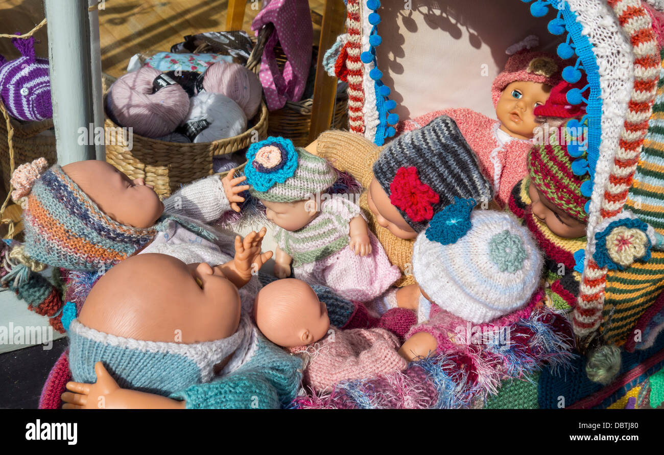 Boutique de laine poupées en tricot de laine Shop Publicité Pram Banque D'Images