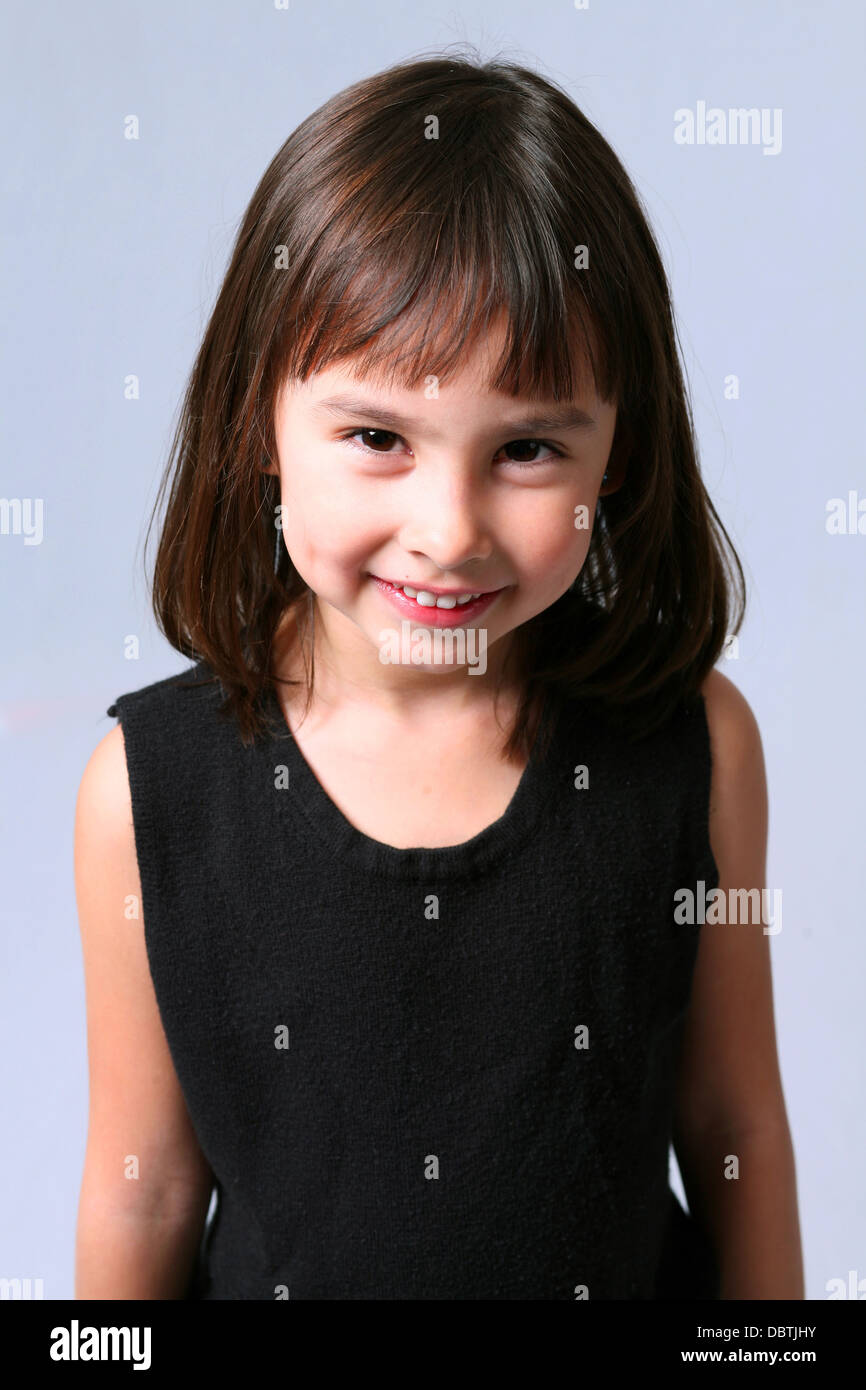 Jolie Petite Fille Brune Caucasienne Alveole Smiling Photo Stock Alamy Jolie Petite Fille Brune Caucasienne Alveole Smiling Photo Stock Alamy